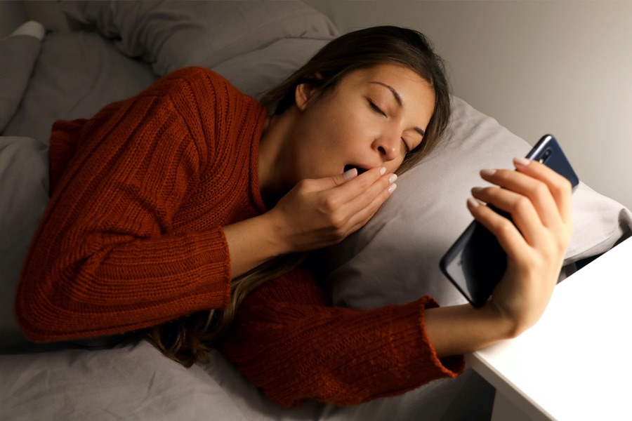 La calidad del sueño y su relación con nuestra salud mental, mujer no puede dormir por ver el celular